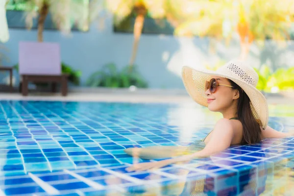 Portret Mooie Jonge Aziatische Vrouw Ontspannen Rond Zwembad Hotel Resort — Stockfoto