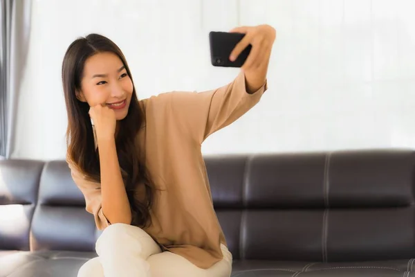 Porträtt Vacker Ung Asiatisk Kvinna Använder Mobiltelefon Eller Mobiltelefon Med — Stockfoto