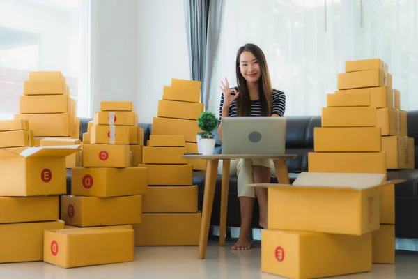 Portret Mooie Jonge Aziatische Vrouw Met Container Kartonnen Doos Verpakking — Stockfoto