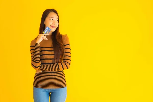 Porträtt Vackra Unga Asiatiska Kvinna Använder Smart Mobiltelefon Eller Mobiltelefon — Stockfoto