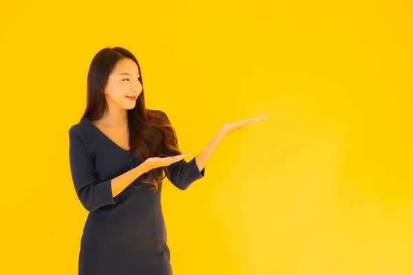 Portret Mooie Jonge Aziatische Vrouw Met Actie Geïsoleerde Gele Achtergrond — Stockfoto