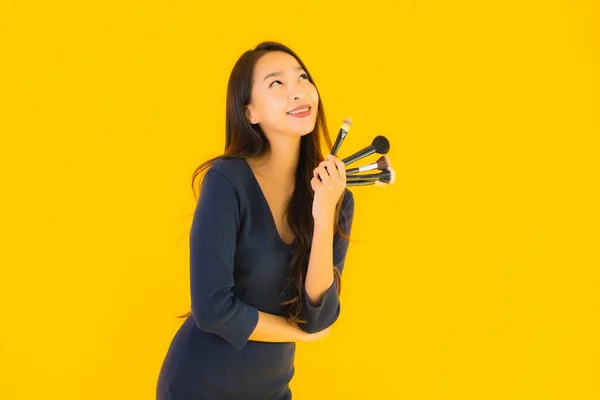 Retrato Hermosa Joven Asiática Mujer Con Maquillaje Cepillo Amarillo Aislado —  Fotos de Stock