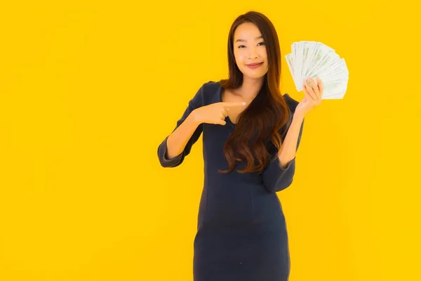 Retrato Bonito Jovem Asiático Mulher Com Dinheiro Dinheiro Amarelo Isolado — Fotografia de Stock