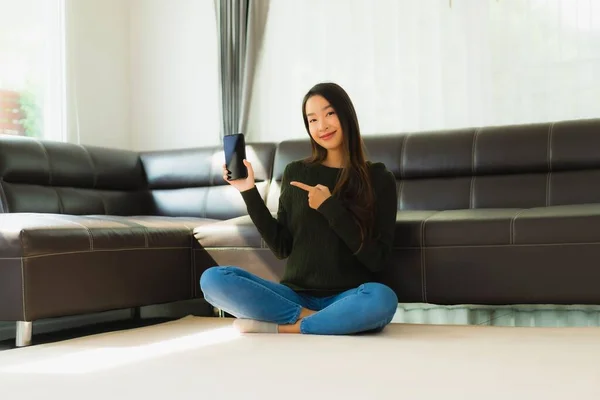 Retrato Bonito Jovem Asiático Mulher Usar Telefone Celular Inteligente Com — Fotografia de Stock