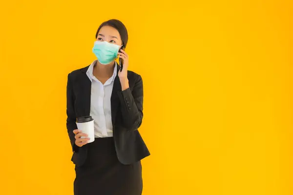Portret Piękny Młody Biznes Azjatycki Kobieta Nosić Maskę Używać Telefon — Zdjęcie stockowe