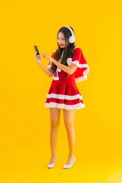 Portrait Belle Jeune Asiatique Vêtements Noël Chapeau Écouter Musique Avec — Photo