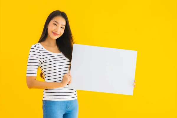 Retrato Hermosa Joven Asiática Mujer Mostrar Vacío Blanco Cartel Publicitario — Foto de Stock