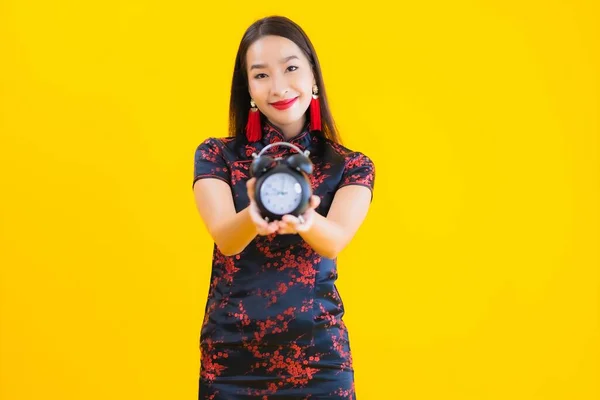 Portret Piękna Młoda Azjatycka Kobieta Nosić Chiński Sukienka Show Zegar — Zdjęcie stockowe