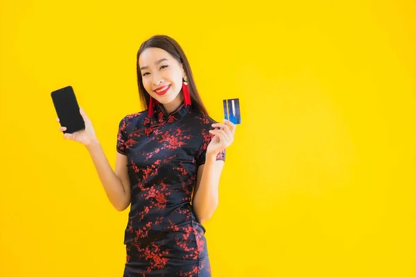 Retrato Bonito Jovem Asiático Mulher Desgaste Chinês Vestido Com Cartão — Fotografia de Stock