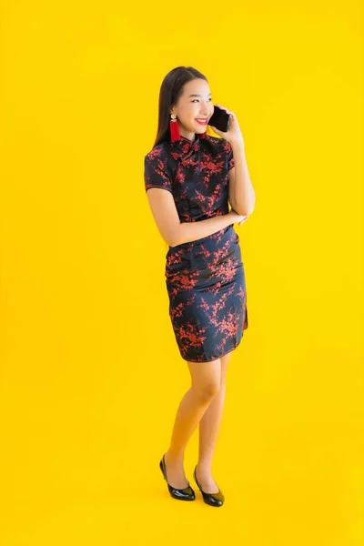 Retrato Hermosa Mujer Asiática Joven Usar Vestido Chino Uso Teléfono —  Fotos de Stock