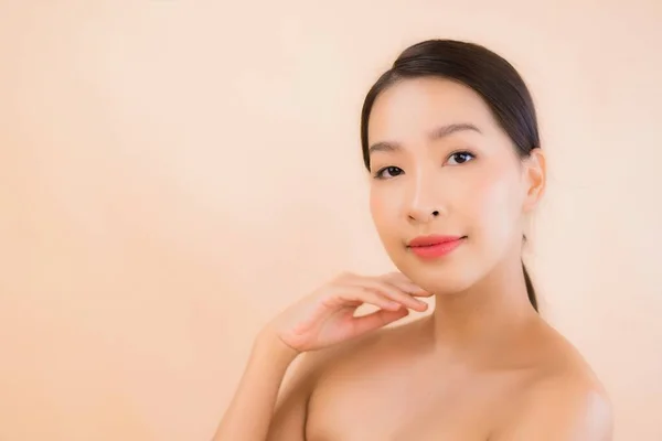 Güzellik Kaplıcaları Kozmetik Makyaj Anlayışı Olan Asyalı Güzel Bir Kadın — Stok fotoğraf