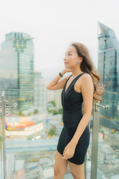 Портрет Красивая Молодая Азиатская Женщина Расслабиться Насладиться Рестораном Крыше Вокруг — стоковое фото