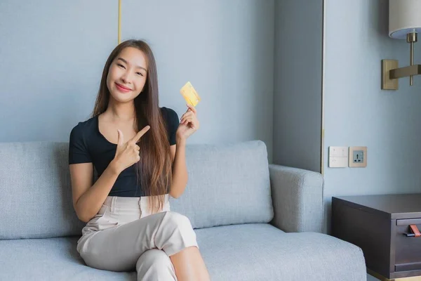 Retrato Hermosa Mujer Asiática Joven Utilizar Teléfono Móvil Inteligente Portátil — Foto de Stock