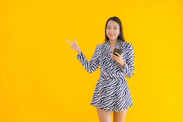 Портрет Красивая Молодая Азиатская Женщина Смартфоном Кредитной Карты Желтом Изолированном — стоковое фото