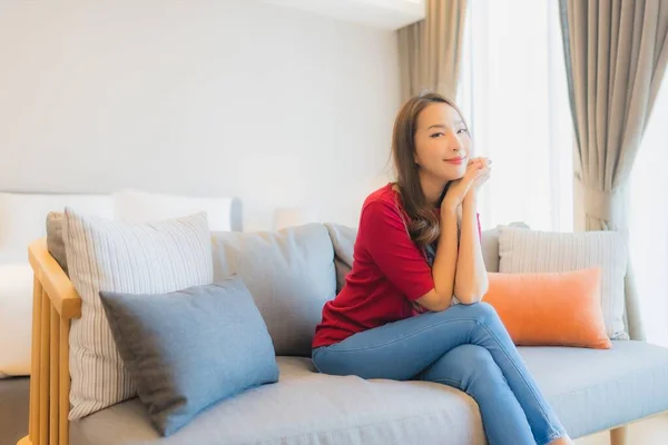 Retrato Bonito Jovem Asiático Mulher Relaxar Sorriso Sofá Sala Estar — Fotografia de Stock