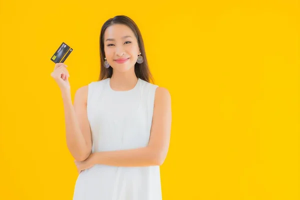 Porträt Schöne Junge Asiatische Frau Mit Kreditkarte Für Online Shopping — Stockfoto