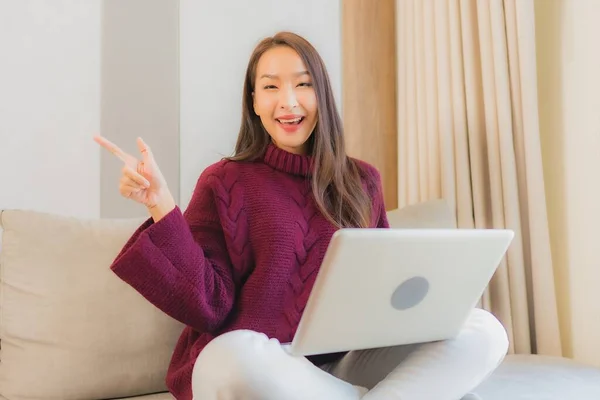 Portret Mooie Jonge Aziatische Vrouw Gebruik Computer Laptop Bank Woonkamer — Stockfoto