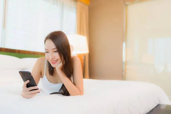 Retrato Hermosa Joven Mujer Asiática Uso Inteligente Teléfono Móvil Cama — Foto de Stock