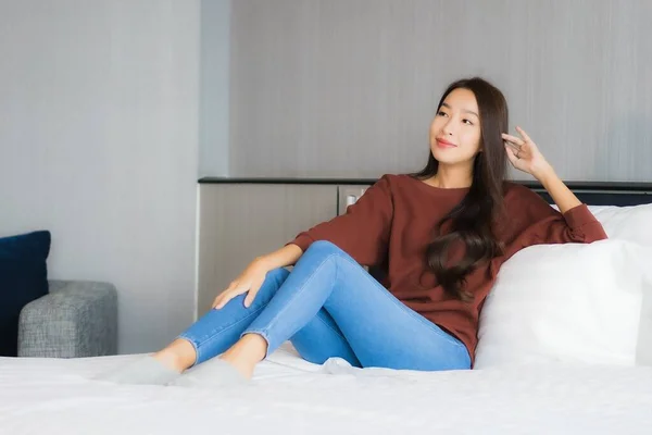 Retrato Bonito Jovem Asiático Mulher Relaxar Cama Quarto Interior — Fotografia de Stock