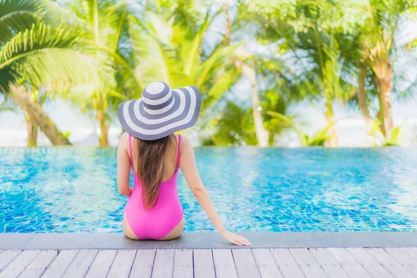 Retrato Hermosa Joven Mujer Asiática Sonrisa Relajarse Alrededor Piscina Aire — Foto de Stock