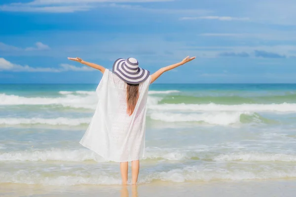 Ritratto Bella Giovane Donna Asiatica Rilassarsi Sorriso Intorno Spiaggia Mare — Foto Stock