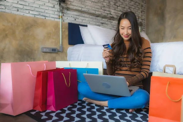 Mujer Asiática Joven Con Teléfono Móvil Inteligente Computadora Portátil Utilizando — Foto de Stock