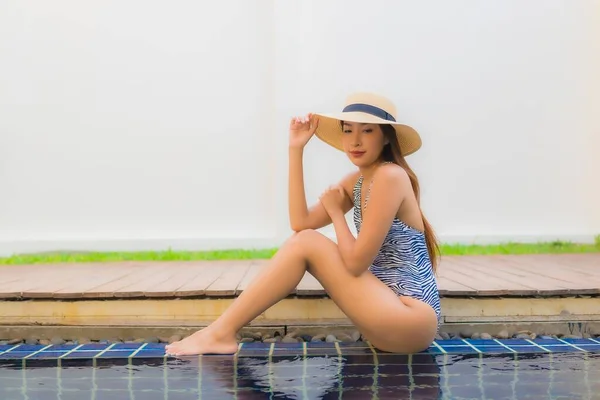 Porträtt Ung Asiatisk Kvinna Glad Leende Koppla Runt Utomhus Pool — Stockfoto