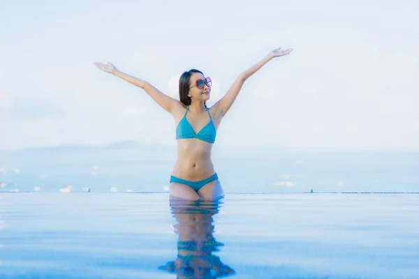 Portrait Belles Jeunes Femmes Asiatiques Heureux Sourire Relaxer Piscine Extérieure — Photo