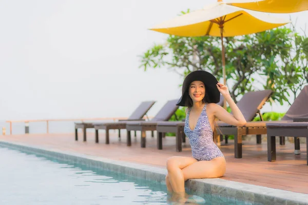 Portrett Ung Asiatisk Kvinne Glad Smil Slapper Utendørs Svømmebasseng Hotell – stockfoto