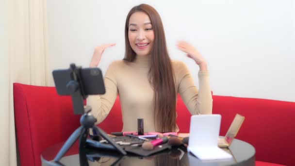 Optagelser Smuk Ung Asiatisk Kvinde Gør Skønhed Blog Med Smartphone – Stock-video