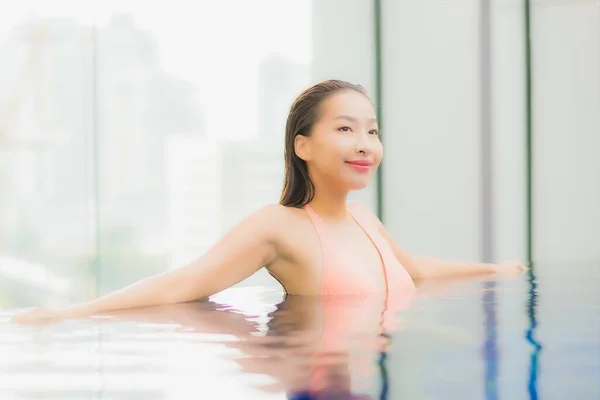 在酒店度假胜地的室外游泳池周围 年轻美丽的亚洲女子在放松微笑 — 图库照片