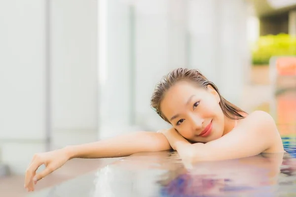 Retrato Hermosa Joven Mujer Asiática Relajarse Sonrisa Alrededor Piscina Aire —  Fotos de Stock