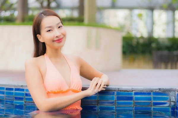 Portrét Krásná Mladá Asijská Žena Relax Úsměv Kolem Venkovního Bazénu — Stock fotografie