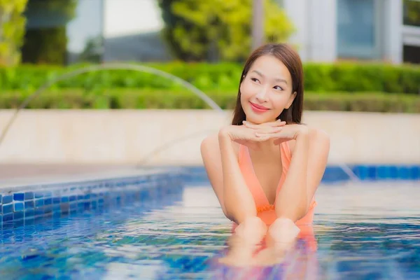 Retrato Bonito Jovem Asiático Mulher Relaxar Sorriso Redor Piscina Livre — Fotografia de Stock