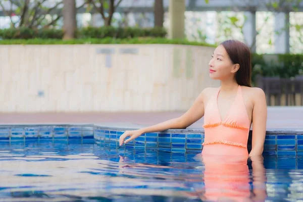 Portræt Smuk Ung Asiatisk Kvinde Slappe Smil Omkring Udendørs Swimmingpool - Stock-foto