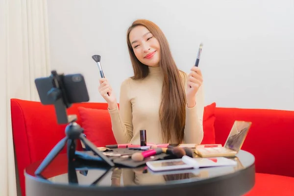 Porträt Schöne Junge Asiatische Frau Bewertung Und Verwendung Von Kosmetik — Stockfoto