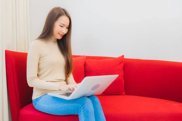 Porträt Schöne Junge Asiatische Frau Verwenden Computer Laptop Auf Sofa — Stockfoto