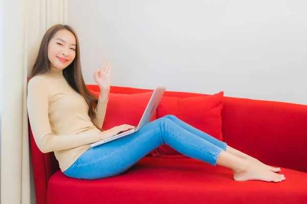 Portret Mooie Jonge Aziatische Vrouw Gebruik Computer Laptop Bank Woonkamer — Stockfoto