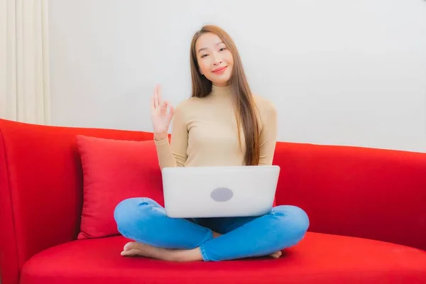 Portret Mooie Jonge Aziatische Vrouw Gebruik Computer Laptop Bank Woonkamer — Stockfoto