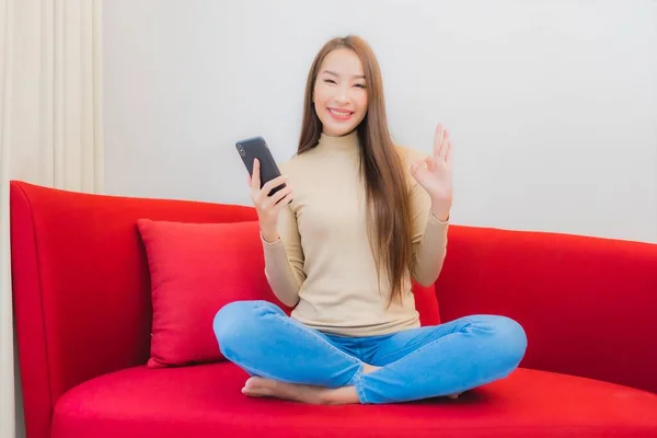 Portret Piękna Młoda Azjatycka Kobieta Używać Inteligentny Telefon Komórkowy Kanapie — Zdjęcie stockowe