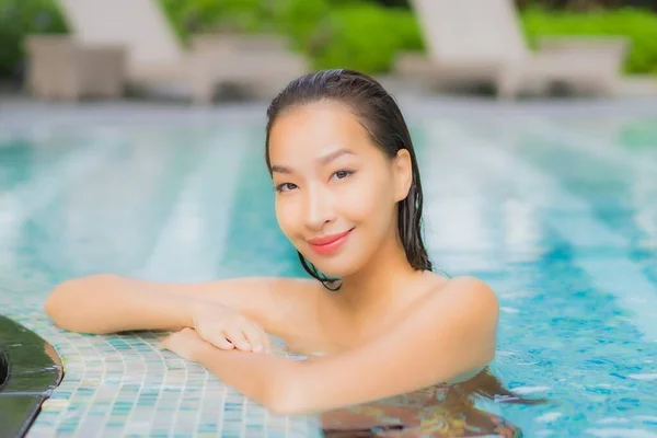 Retrato Bonito Jovem Asiático Mulher Relaxar Sorriso Redor Piscina Livre — Fotografia de Stock