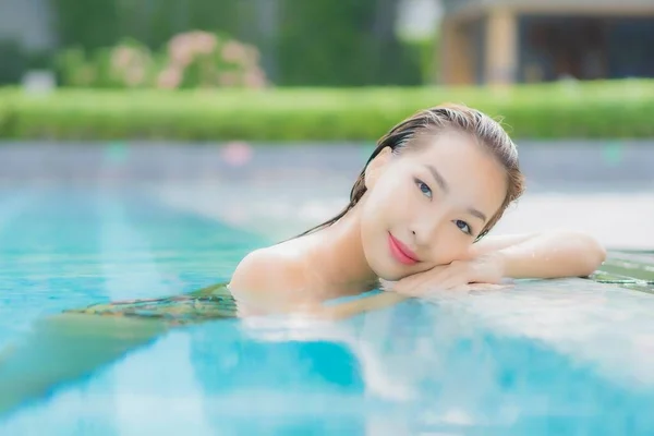 아름다운 여성이 리조트 수영장에서 미소를 짓는다 — 스톡 사진