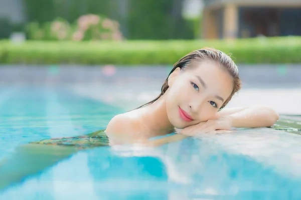 Portrait Belle Jeune Femme Asiatique Relax Sourire Autour Piscine Extérieure — Photo