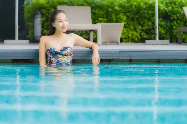 Retrato Bonito Jovem Asiático Mulher Relaxar Sorriso Redor Piscina Livre — Fotografia de Stock