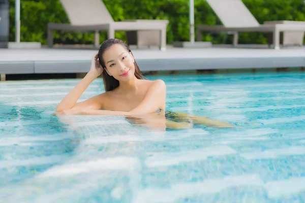 Retrato Hermosa Joven Mujer Asiática Relajarse Sonrisa Alrededor Piscina Aire —  Fotos de Stock