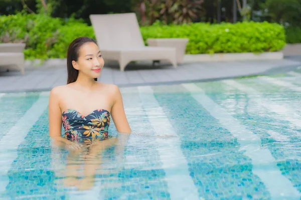 Potret Wanita Asia Muda Yang Cantik Tersenyum Sekitar Kolam Renang — Stok Foto