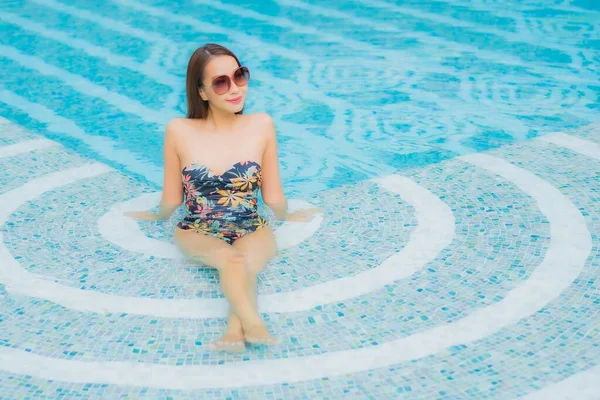 Güzel Bir Asyalı Kadın Portresi Rahatlayın Yüzme Havuzunda Gülümseyin — Stok fotoğraf
