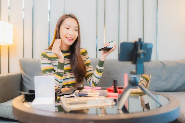 Retrato Hermosa Joven Mujer Asiática Revisión Uso Cosmético Sofá Interior — Foto de Stock