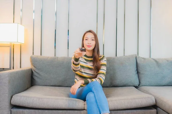 Retrato Hermosa Joven Mujer Asiática Uso Televisión Remota Sofá Interior —  Fotos de Stock