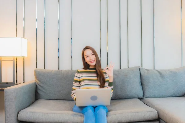 Portret Mooie Jonge Aziatische Vrouw Gebruik Computer Laptop Bank Woonkamer — Stockfoto